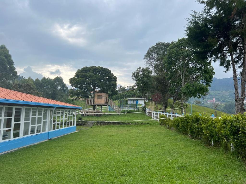 ホテル Spanglish Colombia ヘリコ エクステリア 写真
