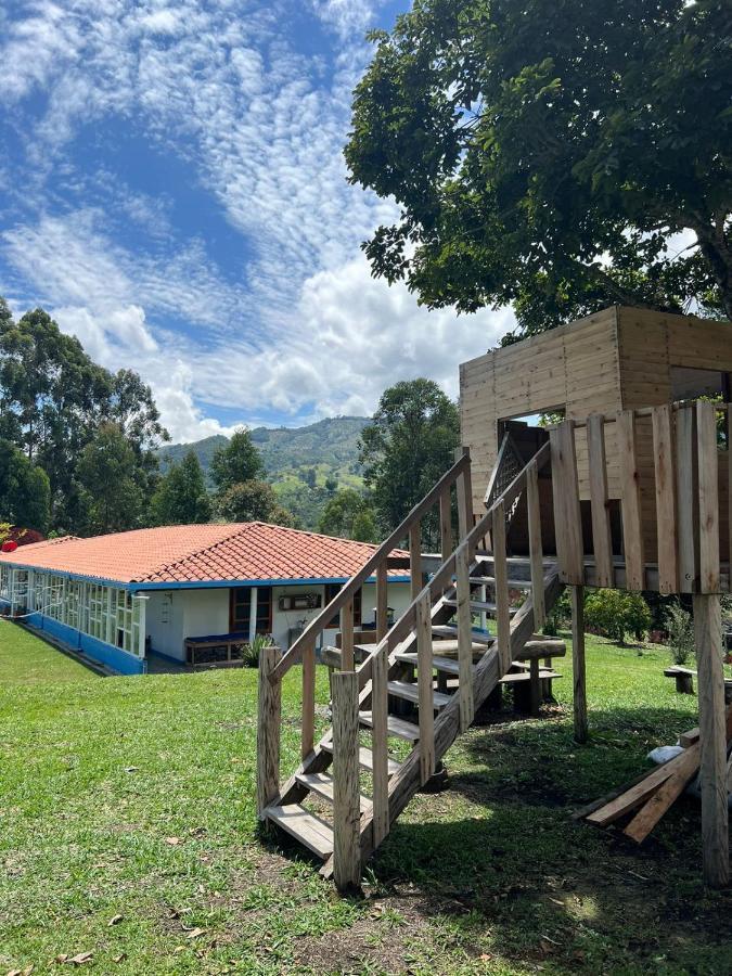 ホテル Spanglish Colombia ヘリコ エクステリア 写真